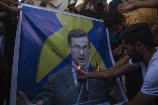 Des manifestants ont brûlé des images du Premier ministre suédois UIf Kristersson jeudi à Bagdad.